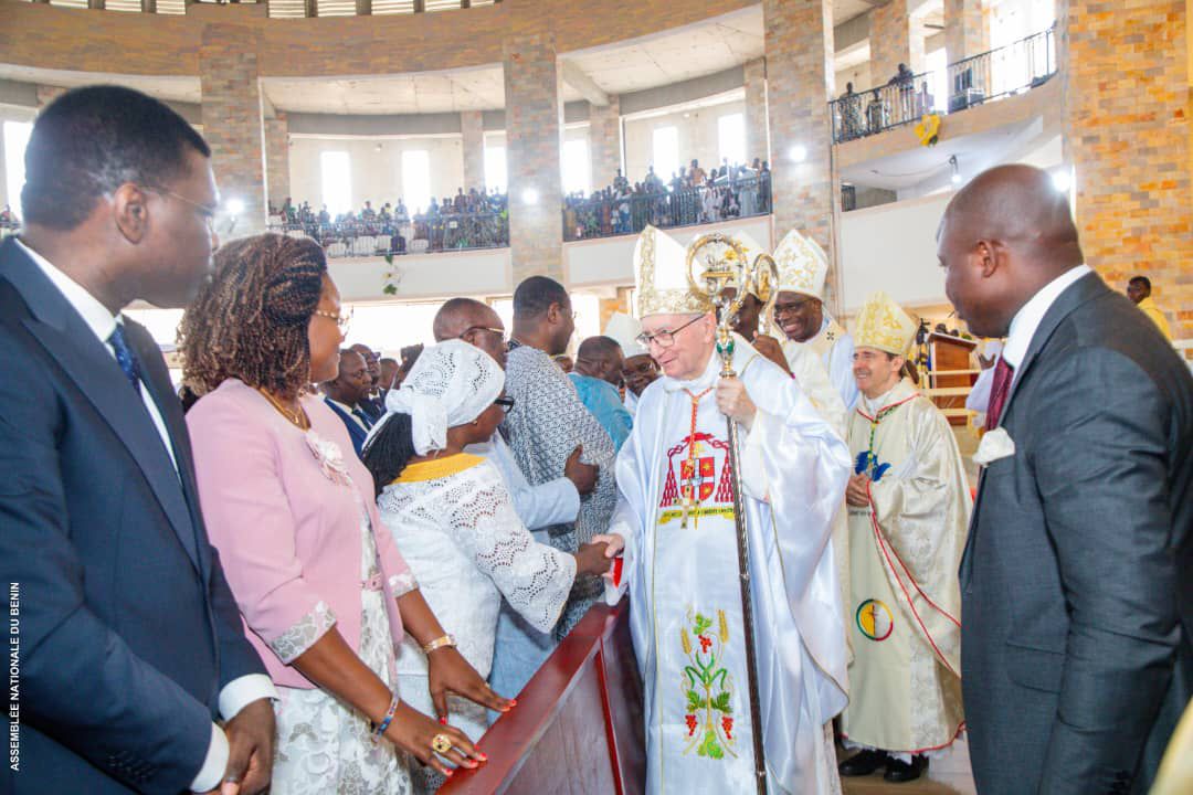 La Présidente de la Haute Cour de Justice, Pre Dandi Gnamou, aux côtés de Monseigneur Éric G. Soviguidi pour son ordination épiscopale.